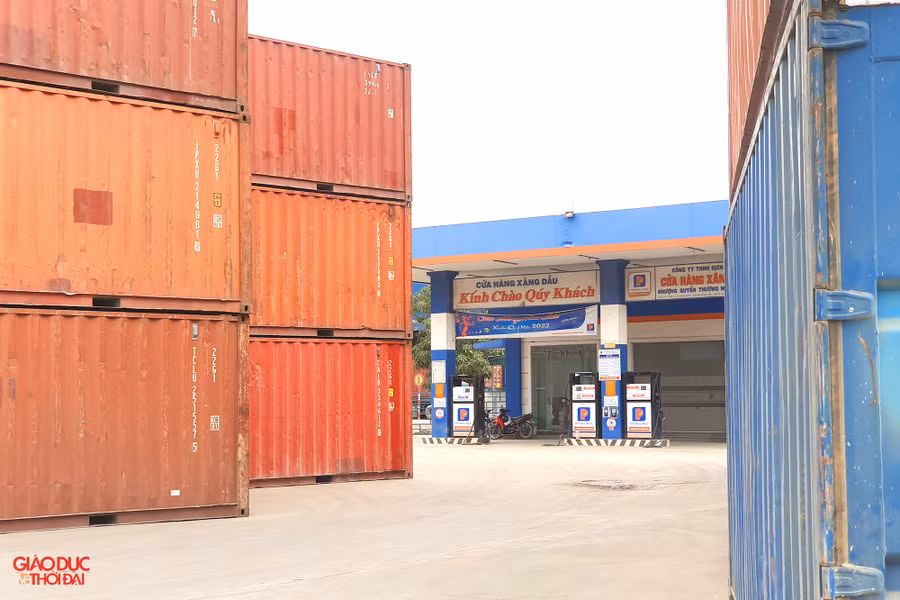 Công ty Toàn Cầu tận dụng sân cửa hàng xăng dầu để tập kết hàng hóa. Ảnh: Phạm Tâm. Công ty Toàn Cầu tận dụng sân cửa hàng xăng dầu để tập kết hàng hóa. Ảnh: Phạm Tâm.