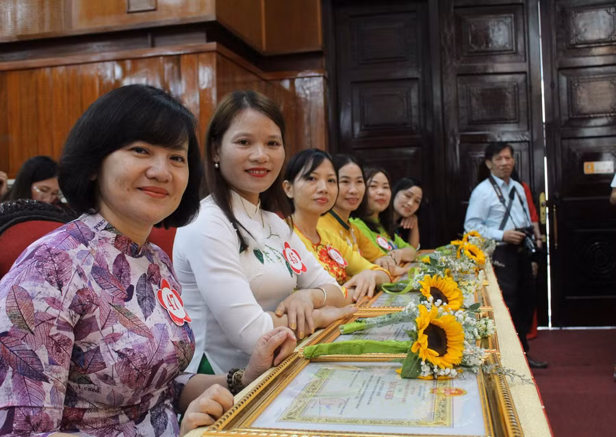 Các nhà giáo xuất sắc dự Lễ kỷ niệm 40 năm ngày Nhà giáo Việt Nam.