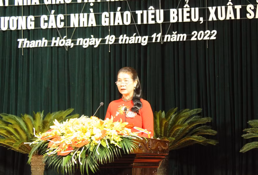 Nhà giáo Doãn Thị Phương Nga - Trường THCS Nguyễn Hồng Lễ (Sầm Sơn) đại diện 200 nhà giáo tiêu biểu phát biểu.