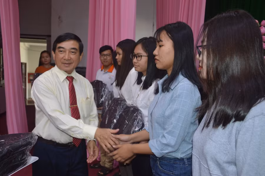 Trao học bổng đầu năm cho sinh viên Sóc Trăng 