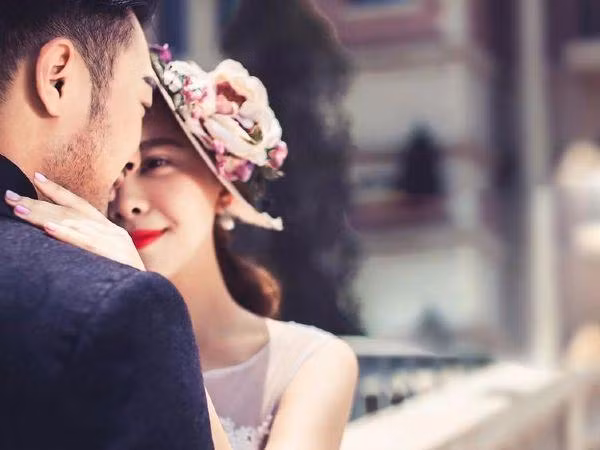 Đàn ông nào cũng làm một trong những việc này sau lưng vợ