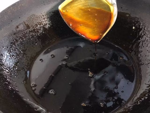 Cách làm nước hàng cho món thịt cá kho lên màu vừa đẹp lại an toàn ảnh 6 Nấu nước hàng, cho đường trực tiếp vào nồi là sai lầm, thêm bước này nước màu đẹp lại thơm-6