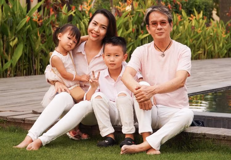 Gia đình hạnh phúc của nhạc sĩ Đức Huy và Huỳnh Thư.