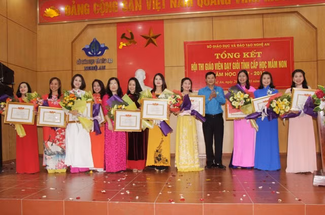 Giám đốc Sở GD&ĐT và Liên đoàn Lao động tỉnh khen thưởng cho các giáo viên đạt kết quả cao nhất hội thi