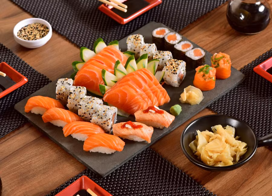 Bạn nên lưu ý rằng ăn cá sống hoặc nấu chưa chín luôn tiềm ẩn một số rủi ro. (Ảnh: ITN)