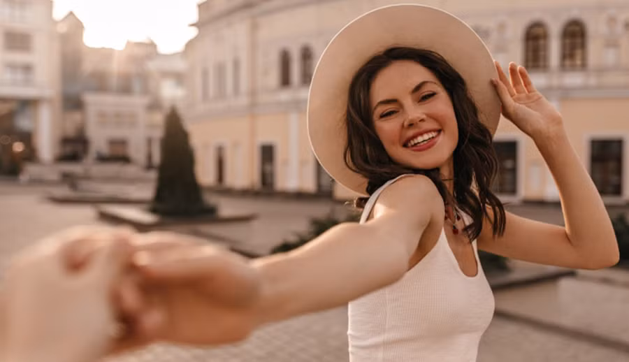 Điều khiến phụ nữ trở nên hấp dẫn hơn cả vẻ đẹp hình thể và bộ quần áo họ mặc chính là sự khiêm tốn của họ. (Ảnh: ITN). Điều khiến phụ nữ trở nên hấp dẫn hơn cả vẻ đẹp hình thể và bộ quần áo họ mặc chính là sự khiêm tốn của họ. (Ảnh: ITN).