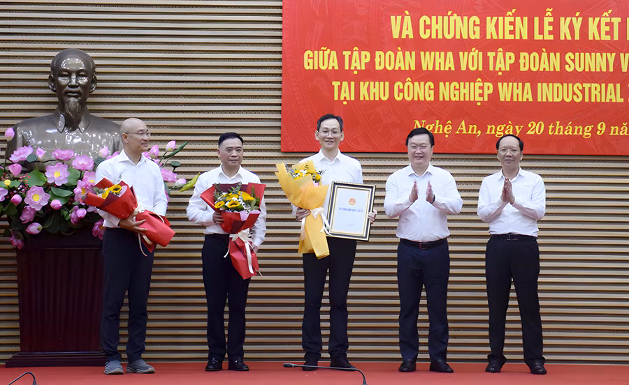 Lãnh đạo tỉnh Nghệ An trao Giấy chứng nhận đăng ký đầu tư dự án cơ sở mới Sunny Automotive Quang học Vina cho Tập đoàn Sunny. (Ảnh: Cổng TTĐT tỉnh Nghệ An)