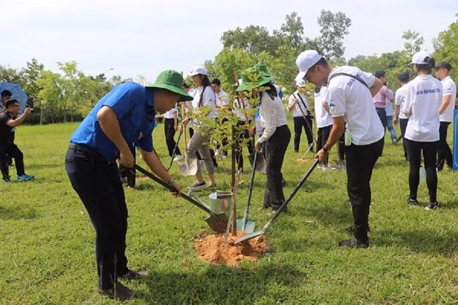 Thanh thiếu niên tham gia Trại hè Việt Nam 2019 trồng cây lưu niệm tại Khu di tích lịch sử Kim Liên (huyện Nam Đàn, Nghệ An). Thanh thiếu niên tham gia Trại hè Việt Nam 2019 trồng cây lưu niệm tại Khu di tích lịch sử Kim Liên (huyện Nam Đàn, Nghệ An).
