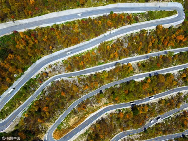 Chiêm ngưỡng vẻ đẹp của con đường ngoặt ngoèo đến 72 khúc cua