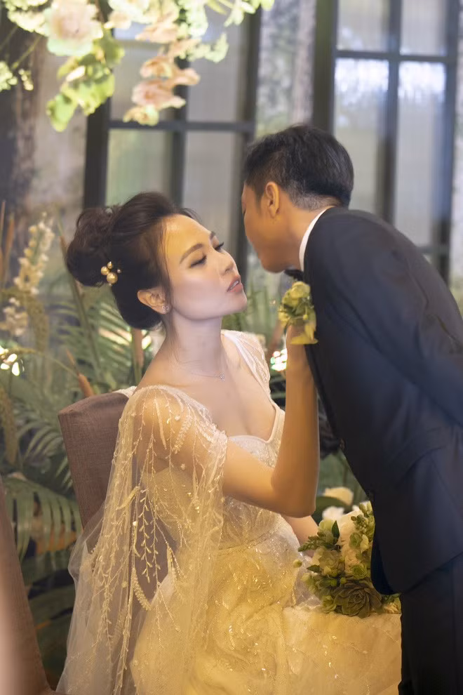 Cận cảnh 3 bộ váy cưới của cô dâu Đàm Thu Trang, váy “chính thê” vô cùng đặc biệt ảnh 8