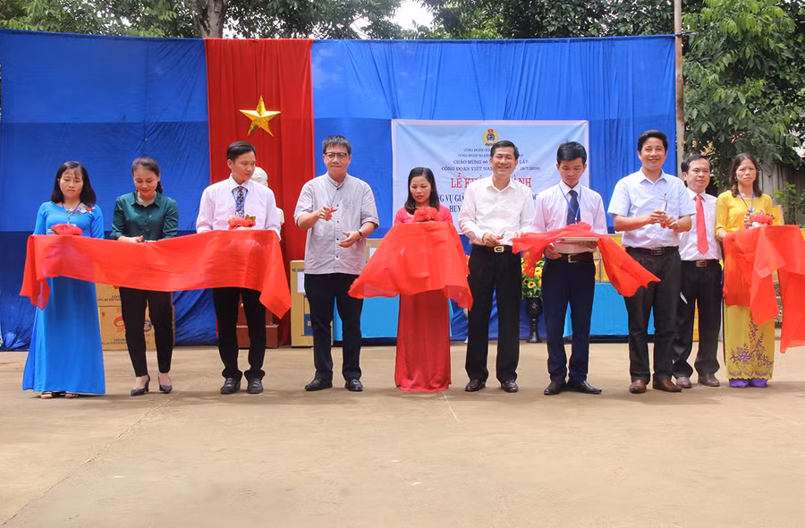 Cắt băng khánh thành nhà công vụ cho giáo viên Trường Tiểu học Mường Ải (Kỳ Sơn, Nghệ An)