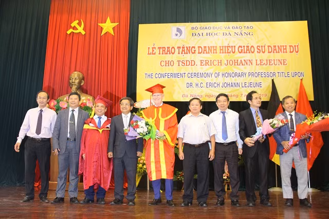 Lãnh đạo ĐH Đà Nẵng cùng đại diện các trường thành viên tặng hoa chúc mừng. Lãnh đạo ĐH Đà Nẵng cùng đại diện các trường thành viên tặng hoa chúc mừng.