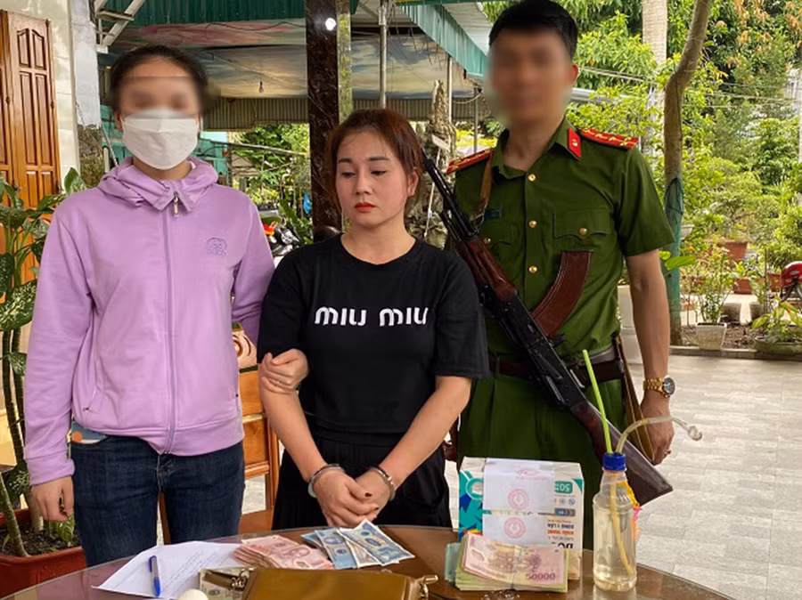 Đối tượng Nguyễn Thị Châu bị công an bắt giữ.