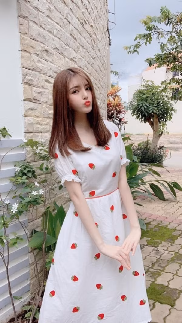 Vẻ gợi cảm của hot girl gọi ca sĩ cát xê nửa tỷ là chồng yêu