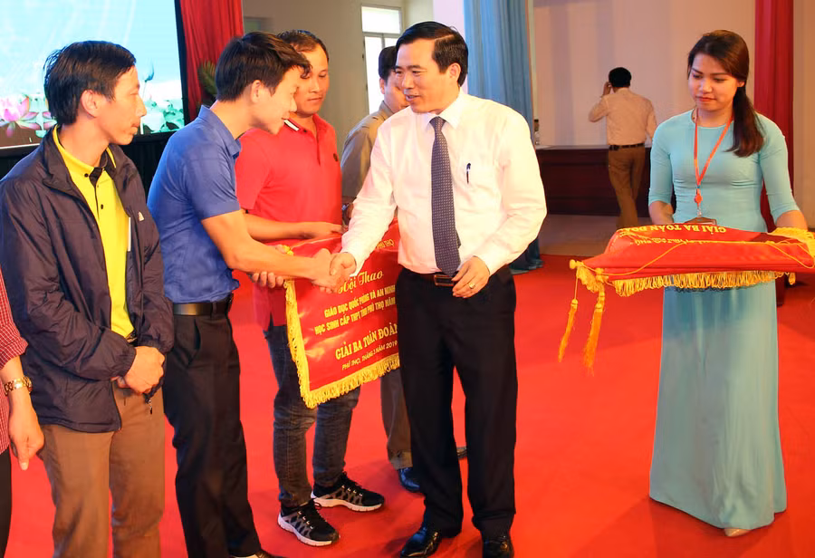 Ông Nguyễn Minh Tường - Giám đốc Sở GD&ĐT Phú Thọ tặng cờ cho các trường Nhất, Nhì, Ba toàn đoàn Ông Nguyễn Minh Tường - Giám đốc Sở GD&ĐT Phú Thọ tặng cờ cho các trường Nhất, Nhì, Ba toàn đoàn