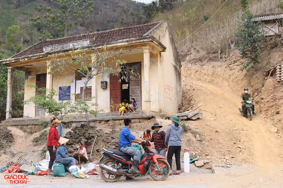 Tháng 2/2023, Tỉnh ủy Nghệ An phát động "Cuộc vận động hỗ trợ xây dựng nhà cho người nghèo, người có hoàn cảnh khó khăn về nhà ở trên địa bàn tỉnh Nghệ An giai đoạn 2023-2025". Trong ảnh: Người dân bản Nhãn Cù (xã Tà Cạ, huyện Kỳ Sơn, Nghệ An) tập kết vật liệu, trộn hồ xi măng để vận chuyển lên đồi làm móng nhà cho hộ nghèo trong bản. Ảnh: Phạm Tâm.