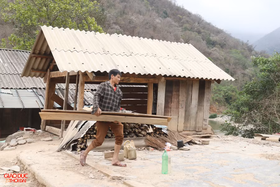 Người dân bản Nhã Lỳ, xã Tà Cạ tháo dỡ ngôi nhà cũ nát để chuẩn bị dựng lại nhà mới. Ảnh: Phạm Tâm.