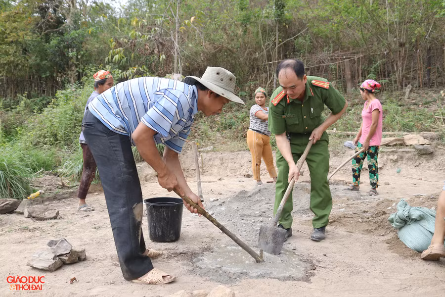 Mỗi căn nhà do ngành Công an tài trợ có diện tích xây dựng là 46,5 m2 với tổng kinh phí 50 triệu đồng/nhà, riêng phần móng 3-5 triệu đồng từ nguồn vận động của địa phương. Trong ảnh, Công an huyện Kỳ Sơn hỗ trợ người dân làm móng nhà. Ảnh: Phạm Tâm