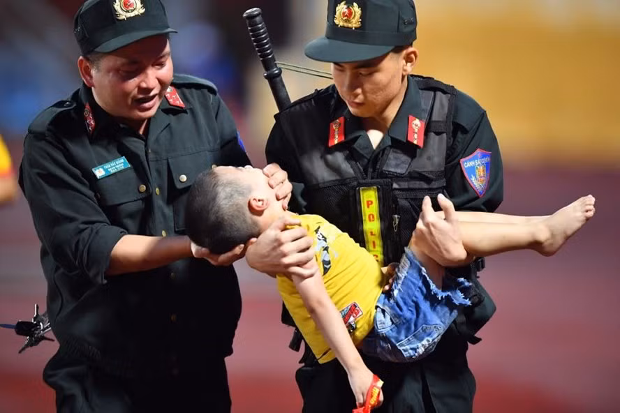 Chiến sĩ CSCĐ chịu đau để cấp cứu bé trai: “Ai cũng sẽ làm như tôi“