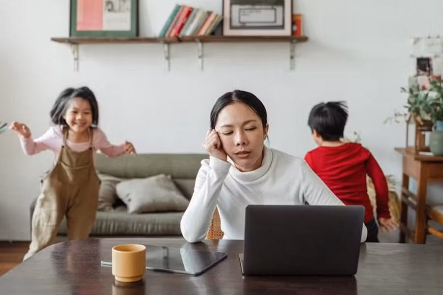Tình trạng thể chất và tinh thần mãn tính cũng có thể khiến bạn khó ngủ suốt đêm và dẫn đến buồn ngủ quá mức vào ban ngày. (Ảnh: ITN)