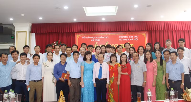 Lãnh đạo cùng các học viên chụp ảnh kỷ niệm kết thúc khóa bồi dưỡng cán bộ quản lý giáo dục