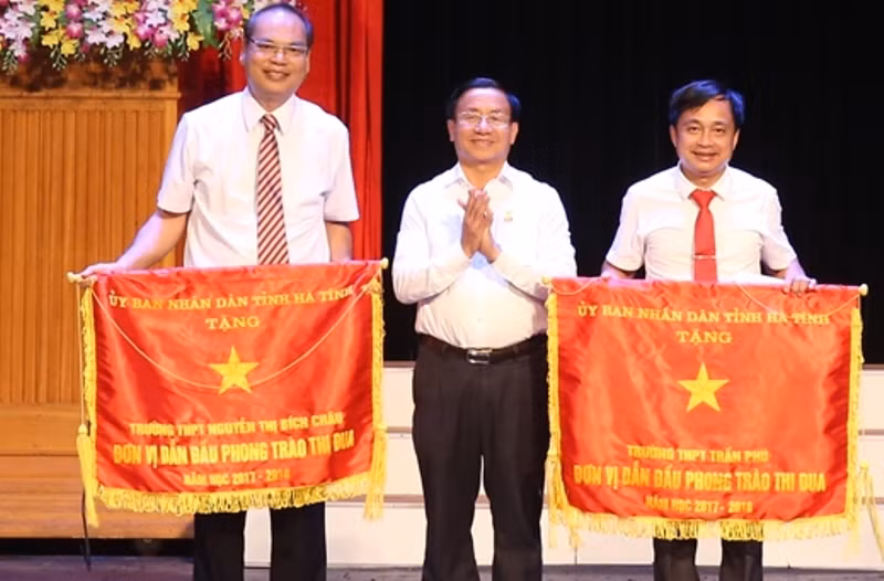 Bí Thư Tỉnh ủy Lê Đình Sơn trao Cờ thi đua xuất sắc của UBND tỉnh cho tập thể Trường THPT Nguyễn Thị Bích Châu (TX Kỳ Anh), THPT Trần Phú (Đức Thọ)