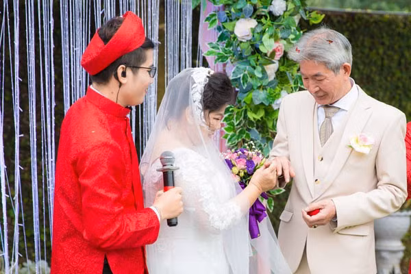 NSND Thanh Hoa trao nhẫn cưới cho người bạn đời , nghệ sĩ xiếc Tôn Thất Lợi.