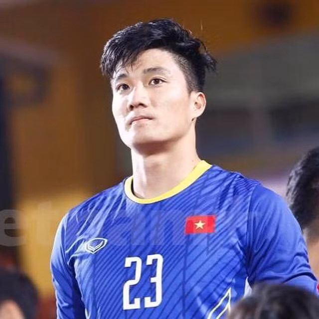 Văn Hoàng mang số áo 23