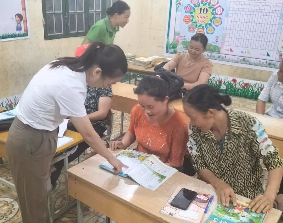 Học viên lớp xoá mù chữ vào rừng đào măng, hái rau tặng thầy cô giáo.