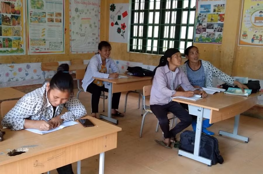 Học viên lớp xoá mù chữ ở vùng cao đều là người DTTS và có hoàn cảnh khó khăn. Học viên lớp xoá mù chữ ở vùng cao đều là người DTTS và có hoàn cảnh khó khăn.