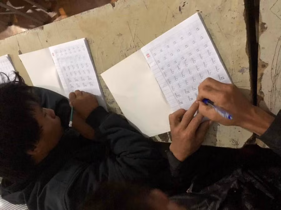 Các học viên lớp xoá mù chữ được tạo điều kiện tối đa để học tập. Các học viên lớp xoá mù chữ được tạo điều kiện tối đa để học tập.