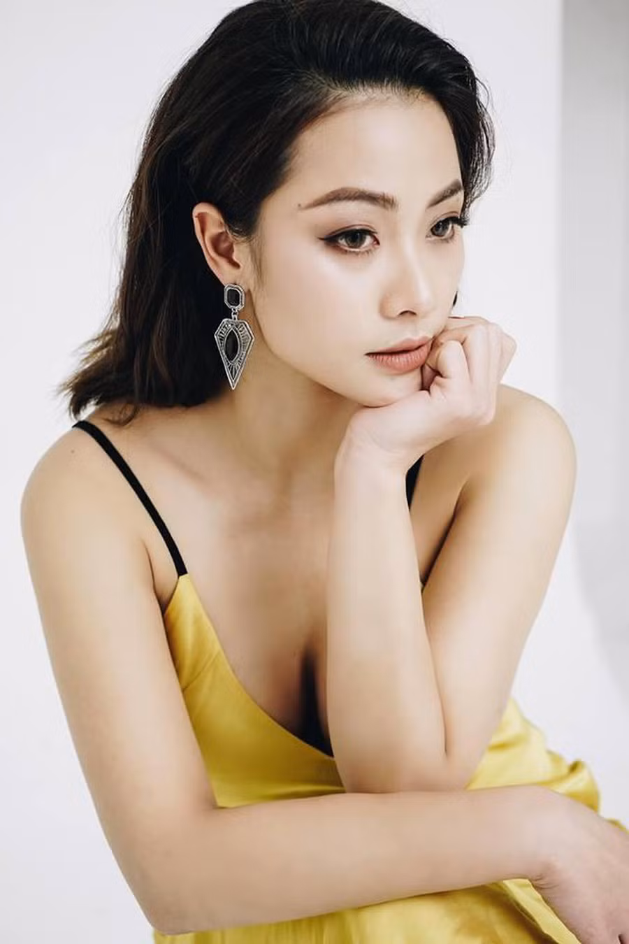 Cô từng hoạt động trong lĩnh vực người mẫu trước khi bước sang diễn xuất. Điều đặc biệt là Huyền Thạch rất có duyên với những vai diễn chua ngoa, đanh đá...