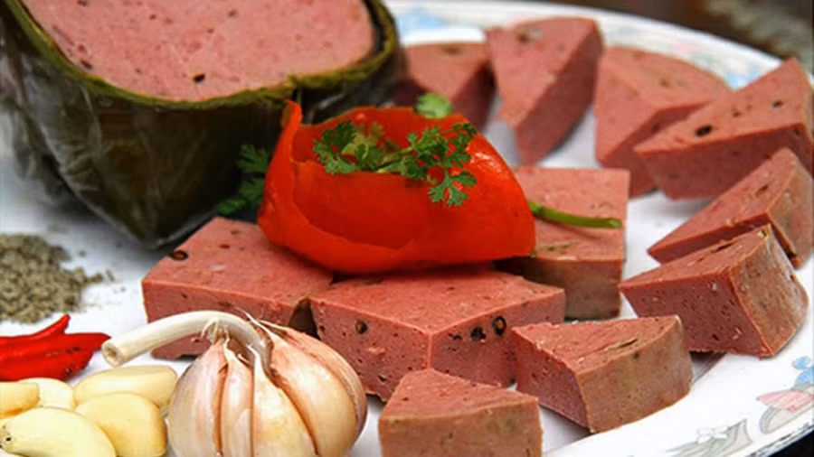 Chả bò: Nếu người miền Bắc có món giò mỡ, giò lụa thì trên bàn tiệc sum họp gia đình và thiết đãi khách của người miền Trung không thể thiếu chả bò truyền thống. Chả bò chuẩn vị có mùi thơm nồng với tiêu đen kèm vị dai, giòn, cay nhẹ. Ảnh: Chabotuancan. 7 mon ngon phai thu khi don Tet co truyen o mien Trung hinh anh 9