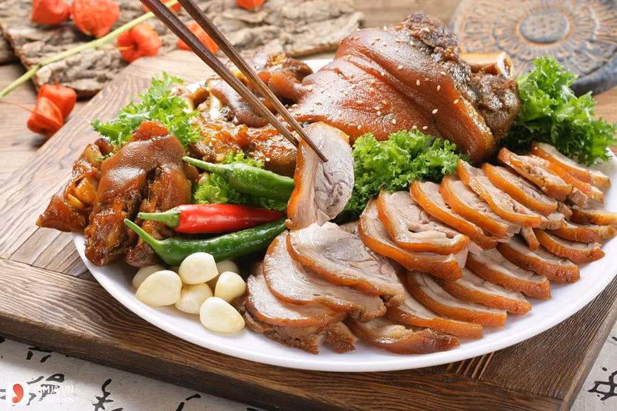 Khi bày ra mâm, người nội trợ sẽ thái mỏng thịt heo ra ăn kèm dưa món, rau thơm và hoặc cuốn cùng bánh đa nem như dùng các loại gỏi. Thịt heo thơm vị nước mắm có vị mặn, ngọt vừa ăn rất hấp dẫn. Ảnh:Jamja. 7 mon ngon phai thu khi don Tet co truyen o mien Trung hinh anh 2