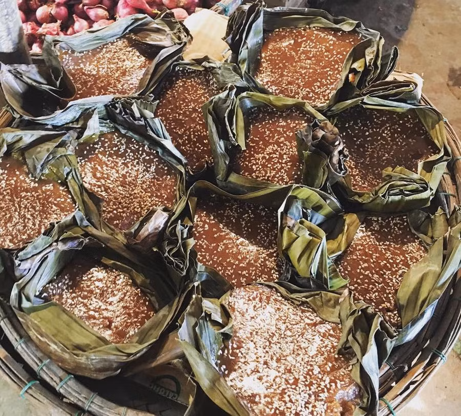 Bánh tổ: Hương vị dân dã của món bánh truyền thống người miền Trung luôn dùng mỗi dịp Tết xuân là vị gừng cay cay, dẻo dẻo từ gạo nếp và đường mật, vừng. Món bánh không hề ngấy này trở thành món tráng miệng hoàn hảo của người miền Trung. Mỗi chiếc bánh tổ được hấp trong khuôn lá chuối có thể để được một tuần. Ảnh: Tran.hannah. 7 mon ngon phai thu khi don Tet co truyen o mien Trung hinh anh 8