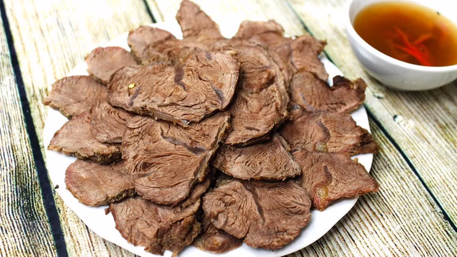 Bò kho mật mía: Cách nấu của người dân xứ Nghệ đem đến những nồi thịt bò kho thơm giòn ngọt ăn lai rai ngày Tết. Món ăn truyền thống trong bữa cơm Tết này có vị thơm và cay của gừng, quế hoà cùng độ dai giòn sần sật của bắp bò. Ảnh: Nhung cooking. 7 mon ngon phai thu khi don Tet co truyen o mien Trung hinh anh 13