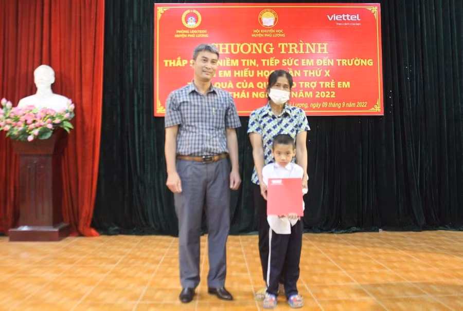 Ông Ngô Sỹ Nha, Phó trưởng Văn phòng đại diện Khu vực Việt Bắc Báo Giáo dục và Thời đại trao học bổng cho học sinh có hoàn cảnh khó khăn