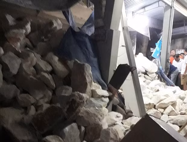 Kinh hoàng clip người phụ nữ tháo chạy, thoát chết trong gang tấc vụ xe tải chở đá lật làm sập nhà dân ở Nghệ An-3