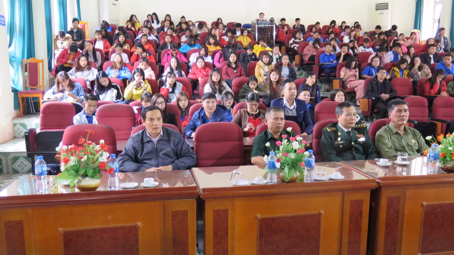 SV trường CĐ Sư phạm Điện Biên háo hức khi được nghe nhiều câu chuyện cảm động về những đóng góp, hy sinh cao cả của các thế hệ cha ông trong các cuộc kháng chiến trường kỳ