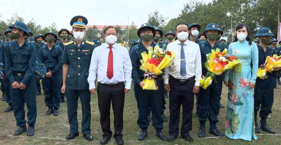 Lãnh đạo thành phố và quận Bình Thủy tặng hoa chúc mừng các tân binh lên đường nhập ngũ.