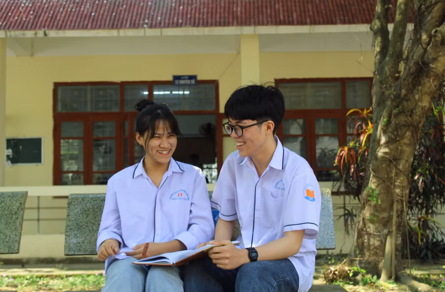 Việt Anh và cô bạn thân cùng lớp Lê Thị Huyền Trang. Cả hai đều xuất sắc giành giải Nhất Quốc gia môn Địa lý. Ảnh: LT