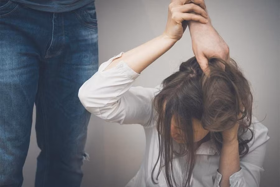 Đàn ông vũ phu thường có vấn đề về kiểm soát cơn giận. (Ảnh: ITN).