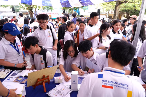 Đông đảo học sinh tỉnh Khánh Hòa quan tâm đến các ngành nghề mà ĐH Hoa Sen đang đào tạo