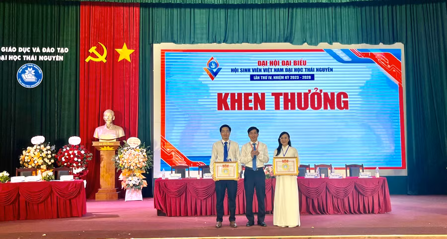 Ban Thư ký Hội Sinh viên tỉnh Thái Nguyên tặng Bằng khen cho 2 tập thể đã có thành tích xuất sắc trong công tác Hội và phong trào sinh viên nhiệm kỳ 2018 - 2023. Ban Thư ký Hội Sinh viên tỉnh Thái Nguyên tặng Bằng khen cho 2 tập thể đã có thành tích xuất sắc trong công tác Hội và phong trào sinh viên nhiệm kỳ 2018 - 2023.
