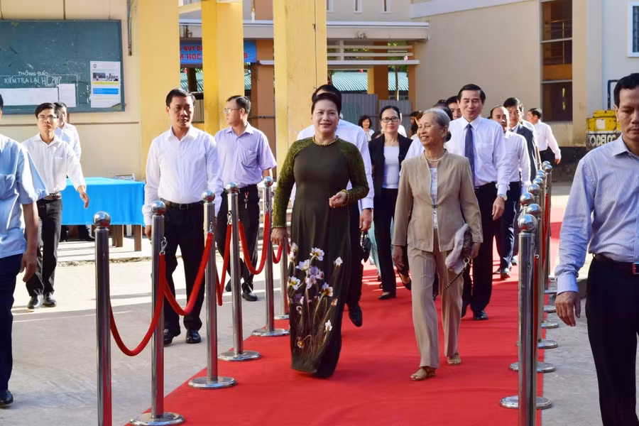 Chủ tịch Quốc hội Nguyễn Thị Kim Ngân tới dự lễ khai giảng tại trường THCS Lê Ngọc Hân