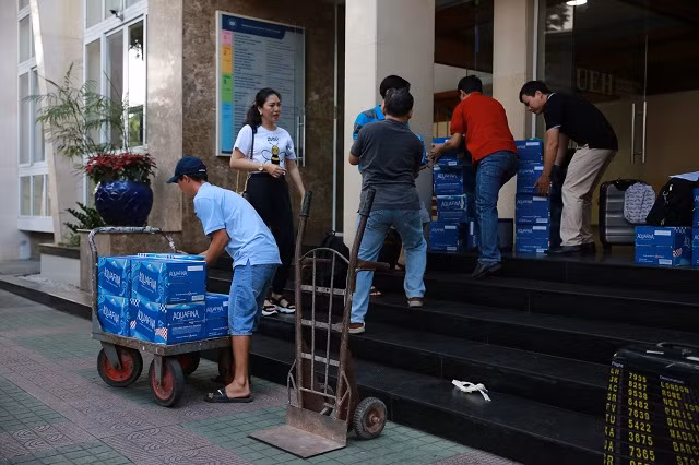 Cùng nhau chuẩn bị các nhu yếu phẩm phục vụ cho công tác coi thi tại địa phương Cùng nhau chuẩn bị các nhu yếu phẩm phục vụ cho công tác coi thi tại địa phương