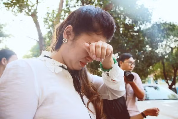 Bà Thảo bật khóc nức nở sau phán quyết của HĐXX.