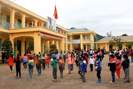 Giờ ra chơi của học sinh Trường Phổ thông DTNT huyện Ba Chẽ, tỉnh Quảng Ninh.Ảnh: T.G