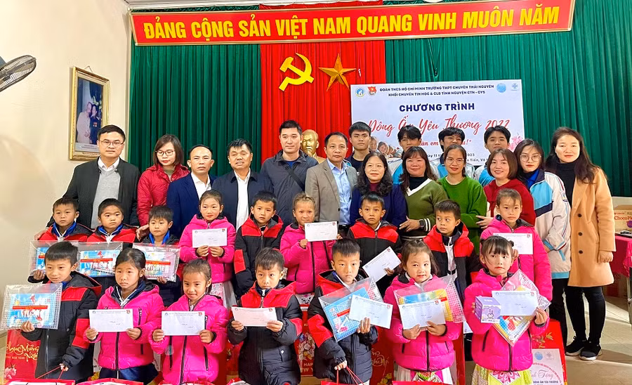Đông ấm yêu thương với học sinh vùng sâu vùng xa.