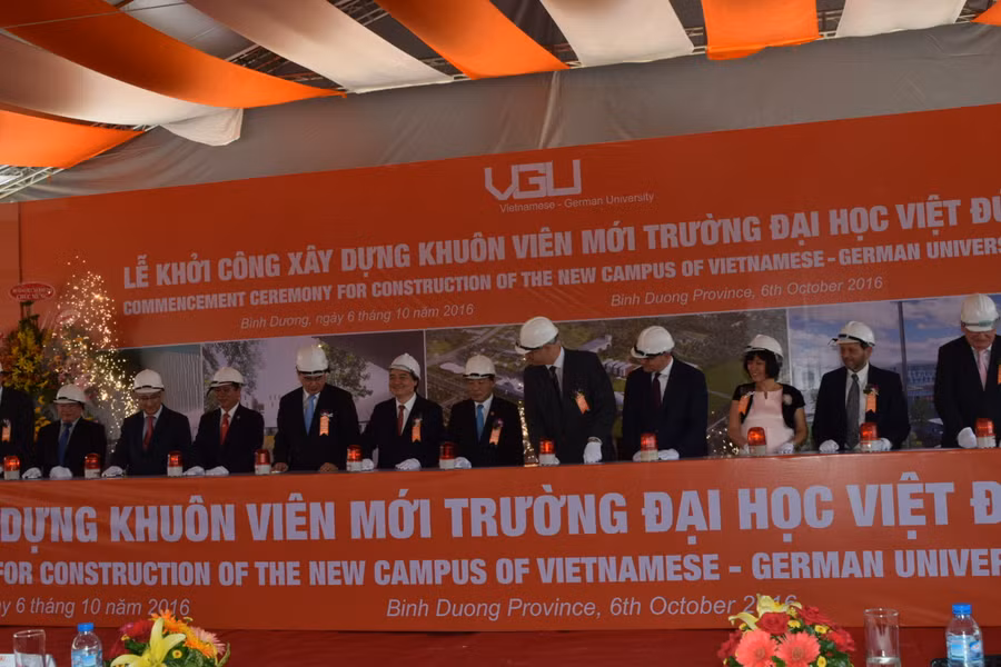 Các đại biểu bấm nút khởi công xây dựng Trường Đại học Việt Đức